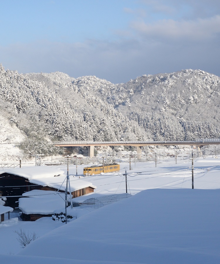 雪と伯備線（携帯）