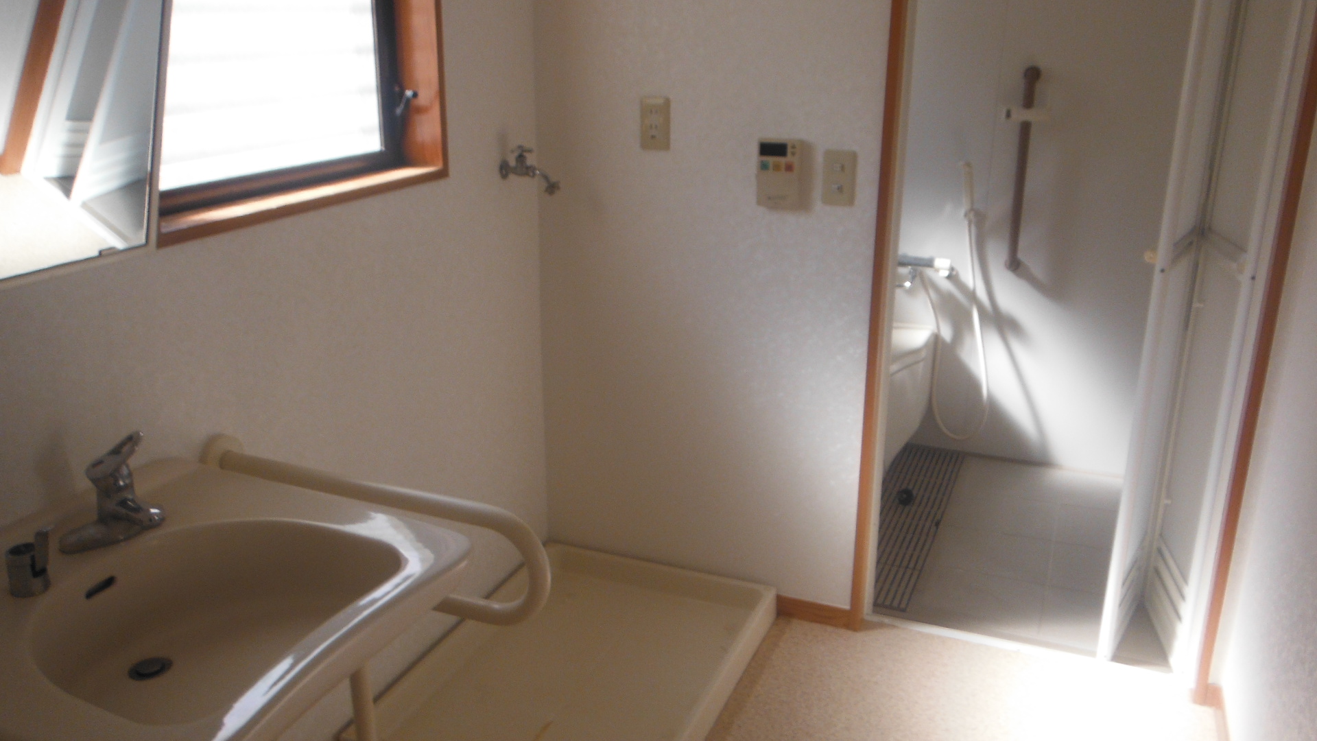 脱衣室、洗面台、浴室