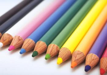 にちなん十色をイメージした色鉛筆の写真
